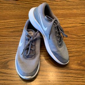 Gray Nike shoes, size 7